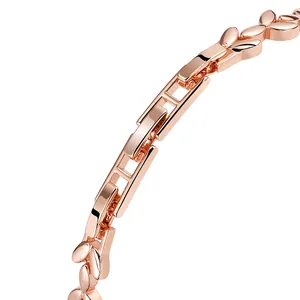 Detail des rosévergoldeten Kleeblatt Armbands mit polierten Blattmotiven und Kette