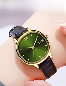 Detailaufnahme des dunkelgrünen Zifferblatts mit römischen Goldziffern der GEDI Uhr