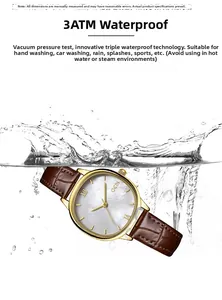Detail der 3ATM wasserdichten Lederuhr mit Perlmuttzifferblatt in Wasserspritzern