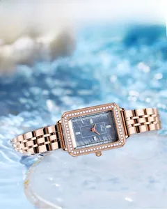 Dettaglio dell'orologio di lusso in oro rosa con quadrante in marmo e diamanti