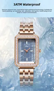 Dettaglio dell'orologio quadrato in oro rosa con grado di impermeabilità 3ATM all'acqua