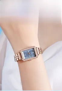 Dettaglio orologio rettangolare oro rosa con 60 zirconi e quadrante blu con trama a onde