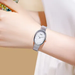 Montre ovale argentée pour femme avec cadran nacré et index en strass