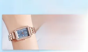 Dettaglio dell'orologio rettangolare in oro rosa con quadrante a raggio di sole e diamanti