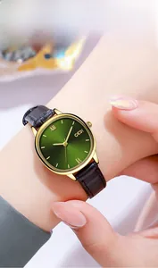 Detailansicht des GEDI Smaragd-Zifferblatts mit goldenen römischen Ziffern und Lederarmband