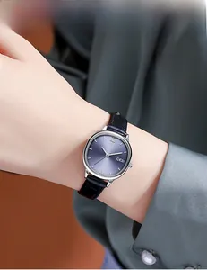 Detailansicht der eleganten Damenuhr mit violettem Zifferblatt und Lederarmband