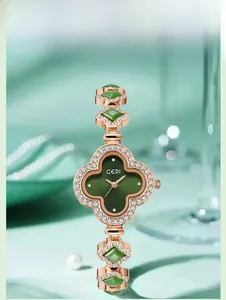 Elegant rose gold quartz watch featuring clover-shaped links and a green malachite dial
