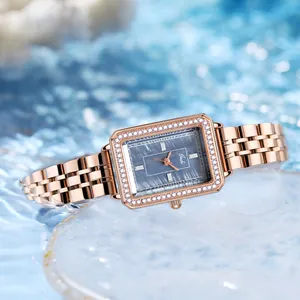 Orologio Gedi da donna quadrato in oro rosa con lunetta diamantata su fondo acqua blu