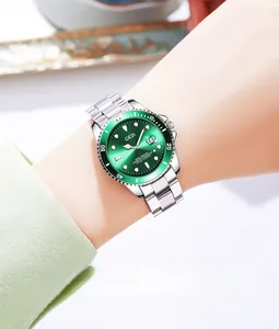 Gros plan d'une montre à cadran vert avec index lumineux et loupe de date précise