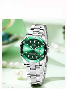Détail d'une montre à quartz avec cadran vert soleil, date lumineuse et bracelet acier