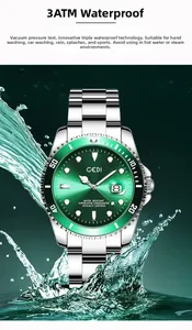 Détail d'une montre femme en acier argenté avec cadran vert et étanchéité 3ATM