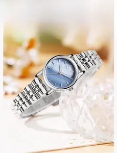 Dettaglio orologio da donna con quadrante in madreperla blu e cinturino in acciaio argento