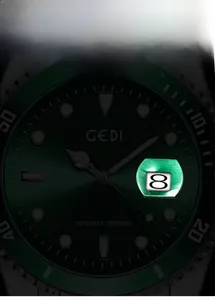 Détail macro de la montre GEDI verte avec loupe de date 2,5x et index lumineux