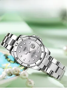 Détail de la montre GEDI à quartz lumineux avec bracelet acier et lunette de plongée
