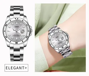 Détail de la montre élégante en acier argenté avec guichet de date et cadran brossé