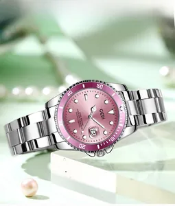 Détail de montre de luxe avec cadran rose, lunette violette et bracelet en acier