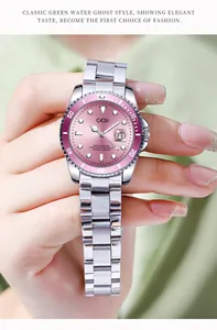 Détail montre femme en acier, cadran rose rayon de soleil avec dateur et index lumineux
