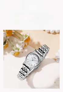 Dettaglio dell'orologio GEDI da donna con quadrante in madreperla bianca e cinturino in acciaio argento
