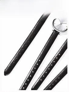 Details des hochwertigen schwarzen Lederarmbands mit silberner Dornschließe und Nähten