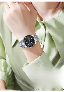Vue détaillée de la montre à quartz GEDI avec lunette rotative et date au poignet