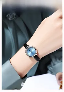 Nahaufnahme der minimalistischen Gedi Damenuhr mit blauem Zifferblatt und Lederarmband