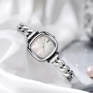 Orologio quadrato argento con quadrante in madreperla e cinturino a catena su seta