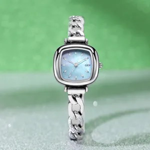 Montre chaîne argentée pour femme avec cadran ovale en nacre bleue de style élégant