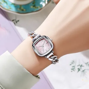 Montre carrée argentée pour femme avec cadran en nacre rose et bracelet en chaîne