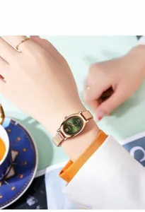 Detailopname van GEDI vintage dameshorloge met roségouden meshband en groene wijzerplaat