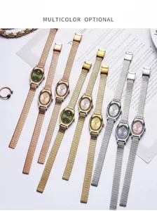 Detailweergave van vintage ovale kwartshorloges met metalen bandjes in diverse kleuren