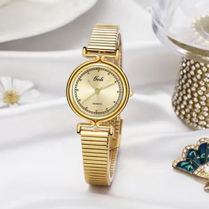 Montre à quartz Gedi dorée pour femme avec cadran rond sur fond de soie blanche