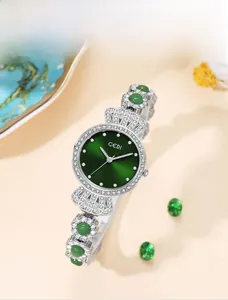 Detailansicht der silbernen Schmuckuhr mit grünen Steinen und Diamant-Lünette
