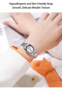 Detail van zilveren ovaal quartz horloge met fijne mesh stalen band om de pols