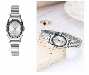 Gedetailleerde close-up van een zilveren vintage ovaal horloge met metalen schakelband