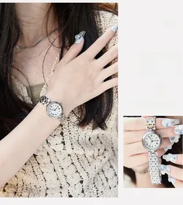 Détails d'une montre femme avec cadran à chiffres romains et bracelet en acier bicolore
