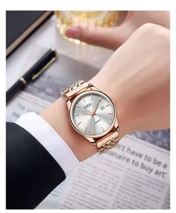 Dettaglio dell'orologio GEDI in acciaio oro rosa con datario sul polso di un modello uomo