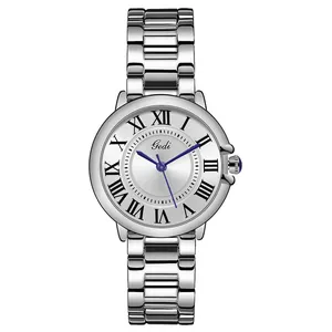 Orologio classico in acciaio argento con numeri romani e lancette blu su bianco