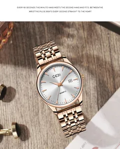 Dettaglio dell'orologio in acciaio oro rosa con datario su superficie in legno