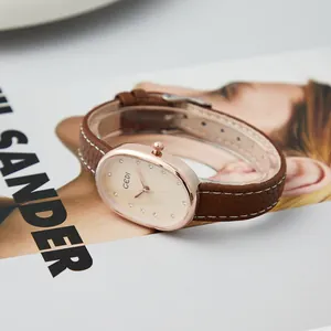 Elegante roségoldene Oval-Uhr mit Perlmuttzifferblatt und braunem Lederarmband
