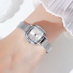 Montre quartz carrée élégante pour femme avec bracelet maille argenté sur tissu
