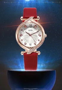 Dettaglio di un orologio di lusso da donna con lunetta di strass su sfondo stellato
