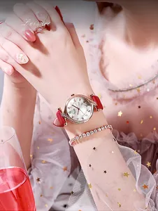 Primo piano dell'orologio al quarzo di lusso con lunetta diamantata e cinturino in pelle