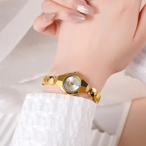 Montre à quartz dorée pour femme avec cadran géométrique et bracelet à maillons ronds