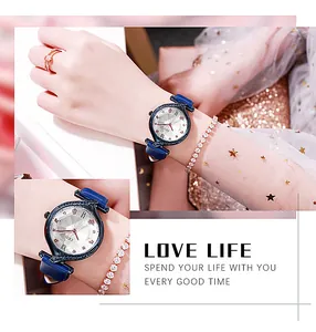 Dettaglio dell'elegante orologio CEDI da donna con cinturino blu e castone di cristallo