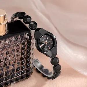 Élégante montre GEDI pour femme à quartz avec bracelet perlé noir et boîtier géométrique
