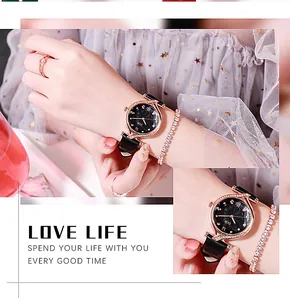 Dettaglio orologio oro rosa con ghiera di cristalli e cinturino in pelle nera su tulle