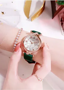 Primo piano dell'orologio in oro rosa con diamanti e cinturino in pelle verde smeraldo