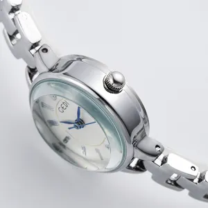 Montre élégante en acier argenté pour femme avec cadran blanc et aiguilles bleues