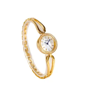 Montre GEDI luxe dorée pour femme avec lunette en cristal et bracelet ajouré sur fond blanc