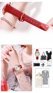 Dettaglio orologio di lusso da donna con cinturino in pelle rossa e castone di strass